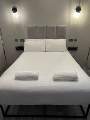FB4-Spacious Basement Studio Near Hyde Park